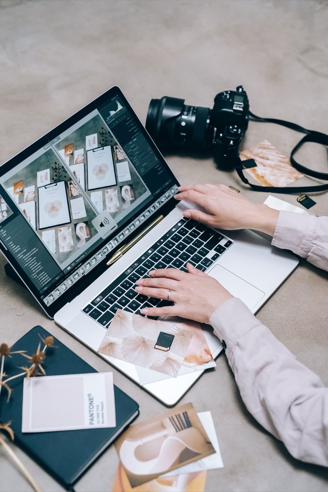 Editora de contenido trabajando con laptop y cámara