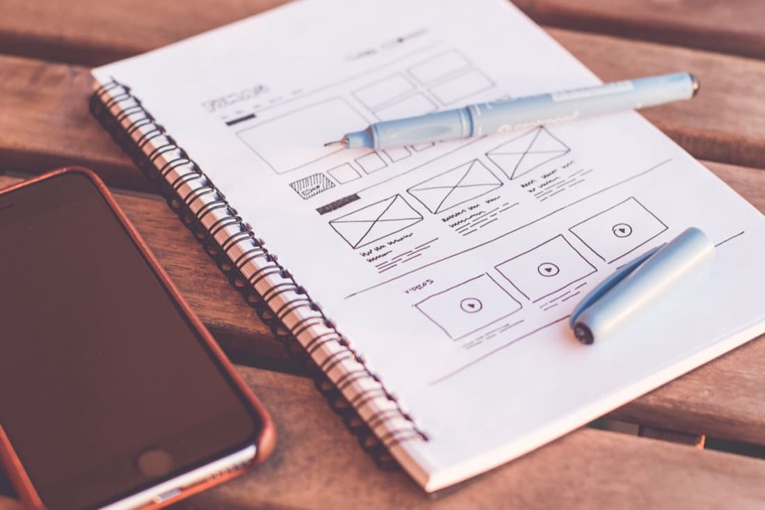Boceto de wireframes de un sitio web en un cuaderno